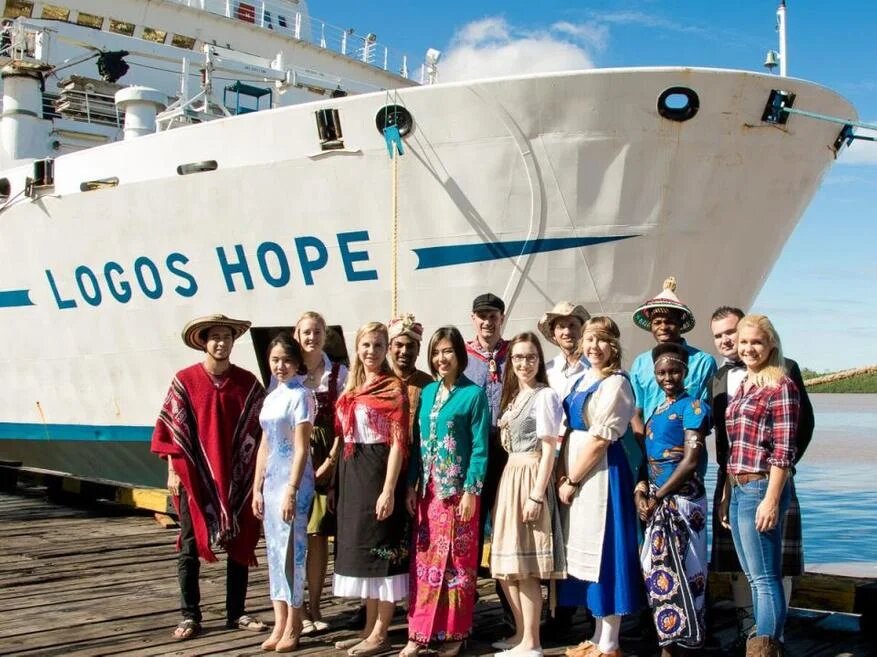 Волонтеры проекта Logos Hope Автор: GBA Ships Источник: www.gbaships.org