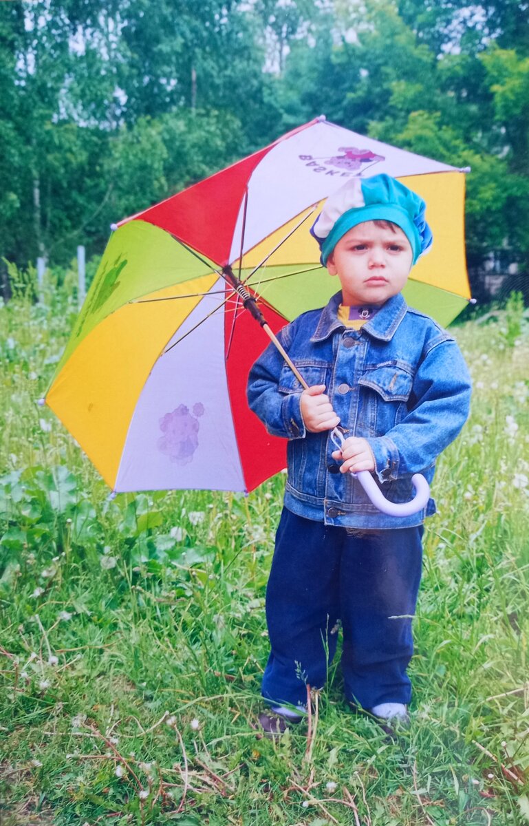 У меня нет детских фотографий папы, но есть мои, мы все же похожи. Я иду в детский сад