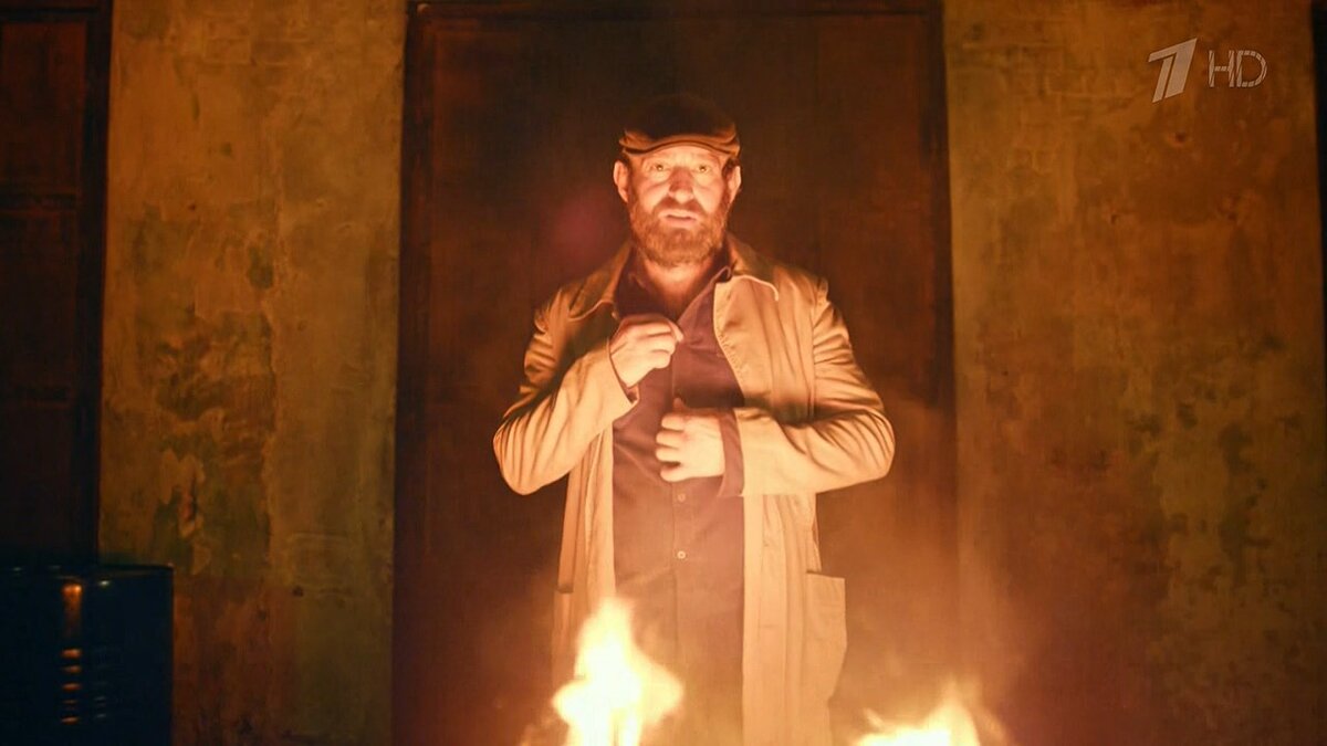 В финале первого сезона "мантия" Меглина перешла к Есении. Во втором она усердно пытается впихнуть Меглина в неё обратно.