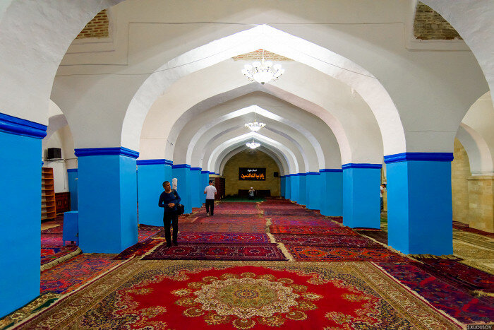 Джума-мечеть — одно из самых таинственных и уникальных религиозных сооружений Дагестана. Она находится в Дербенте, в сердце региона, и веками олицетворяет собой его дух и культуру.-2