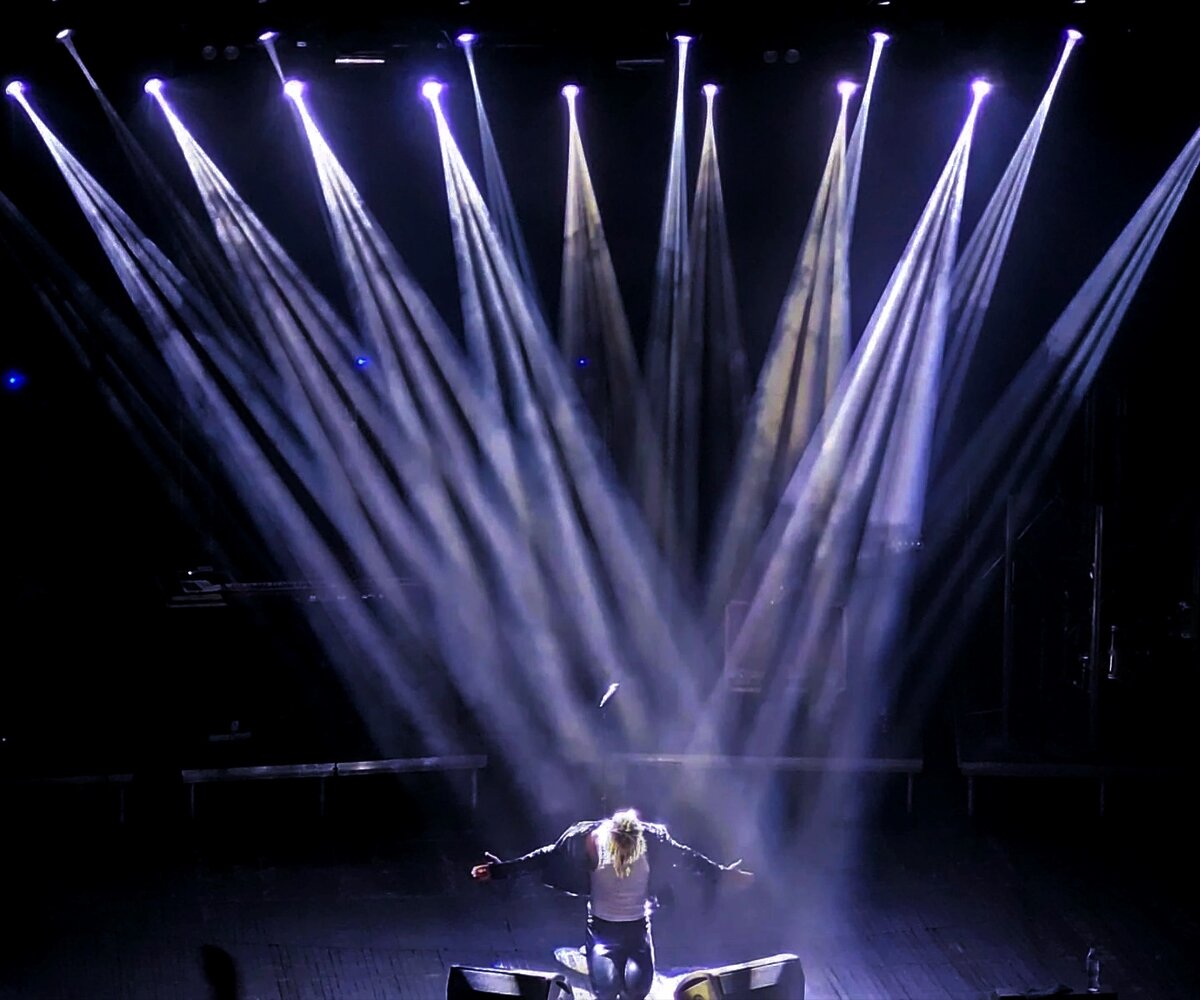 Купается в лучах славы