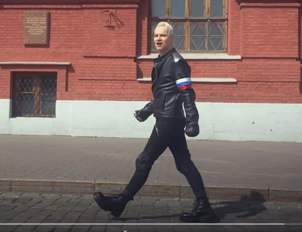 Повязка на рукаве, тяжелые ботинки и "Бог с нами"....