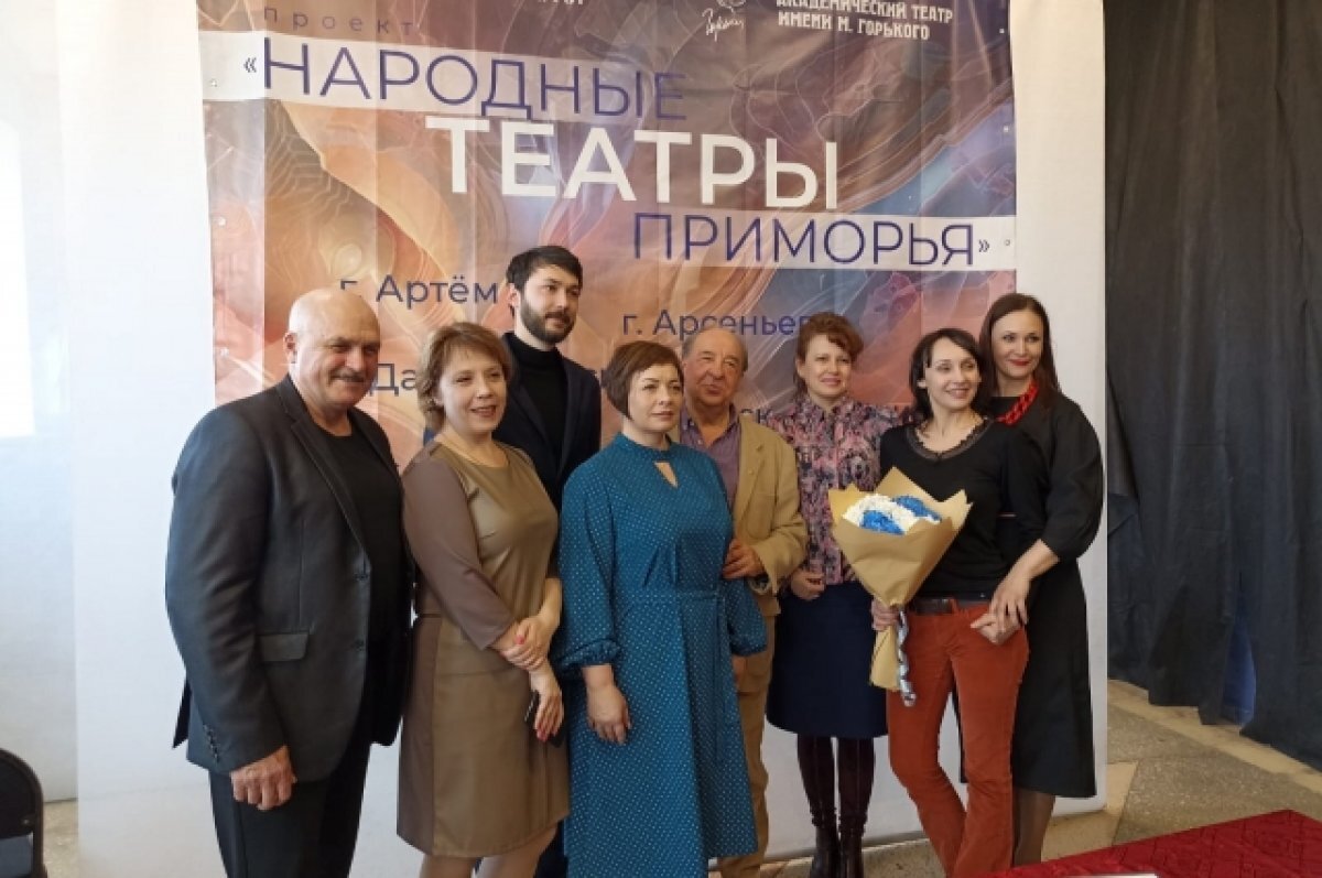    Команда народного театра.