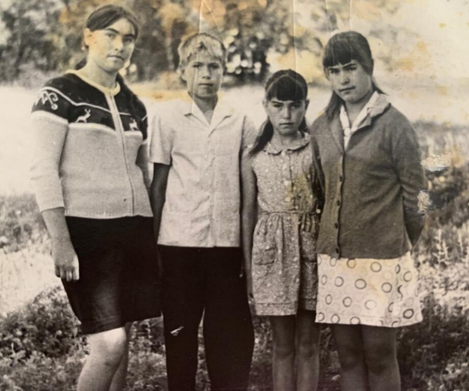 На фото все четвероГаля, Коля, Марина и Машенька
