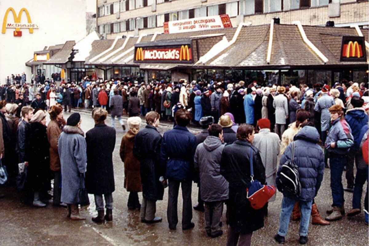 Открытие первый. Открытие первого Макдональдса в Москве в 1990 году. Очередь в макдональдс 1990 Москва. Первый Московский Макдоналдс 1990. Макдональдс в 1990 году в Москве.