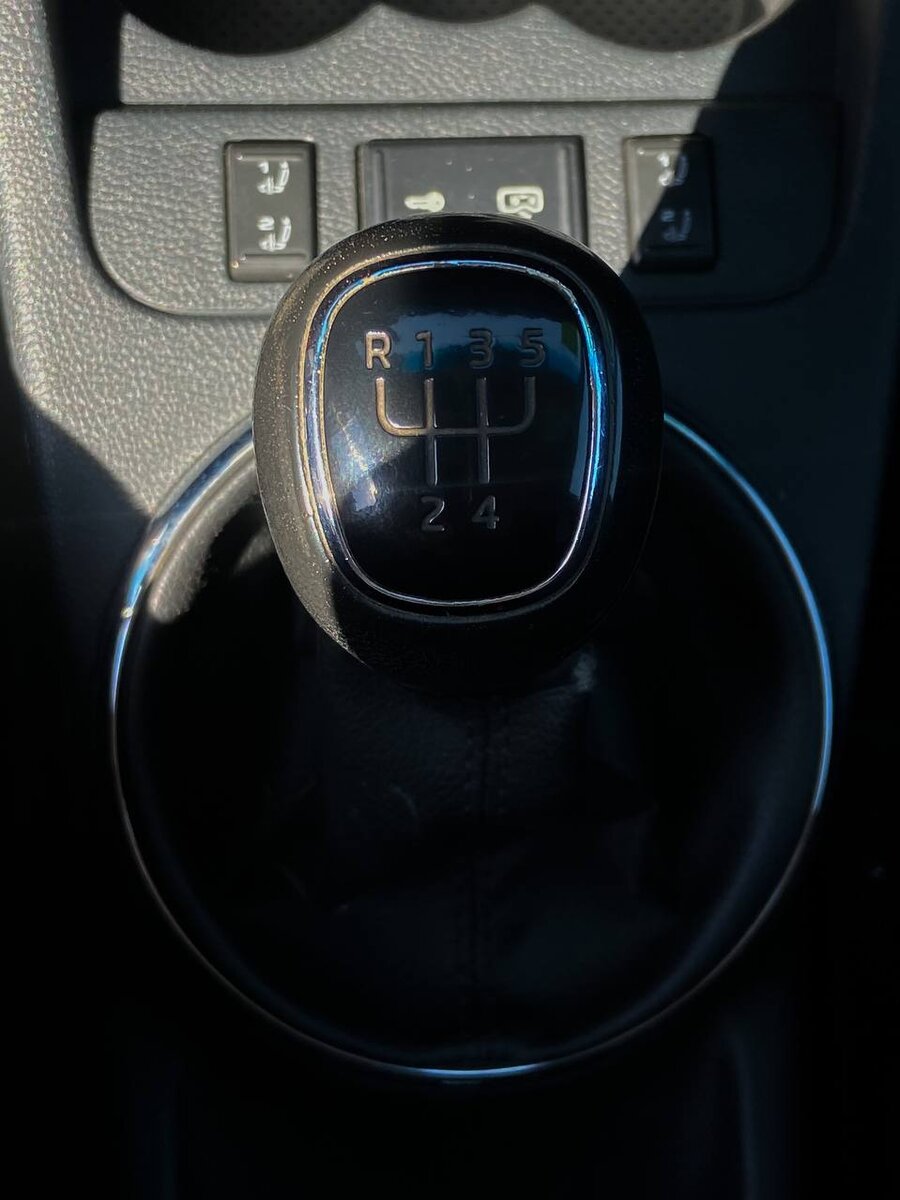 Механика  
Механическая коробка передач (механика) - это классическая коробка передач, которая использует ручное управление для переключения передач. Она является самой простой и надежной из всех типов коробок передач.
Преимущества:
- Низкая стоимость;
- Надежность;
- Хорошая управляемость.
 
Недостатки:
- Неудобство при движении в городе;
- Требует участия водителя для переключения передач;
- Не так плавно работает, как автомат или робот.