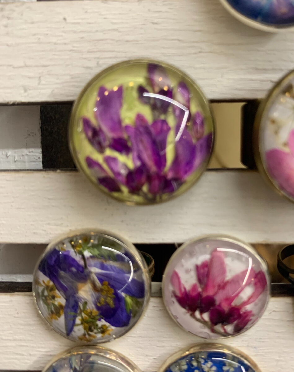 Фиолетовые цветы на салатово-желтом фоне