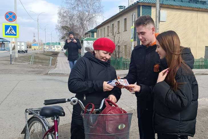    Волонтеры раздали более 250 Георгиевских лент в селе Убинское. Фото из ТГ-канала администрации Убинского района