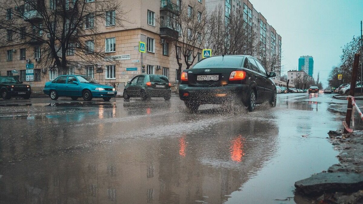     В мэрии заявили, что ничего страшного не произошло, а с лужами весной отлично справляются «время и солнце».