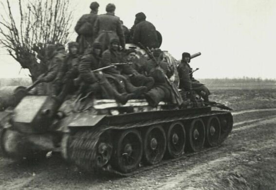 Солдаты Красной Армии на танке