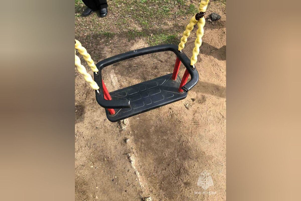    В Оренбурге 8-летняя девочка решила покататься на качелях и застряла в них Андрей Севостьянов