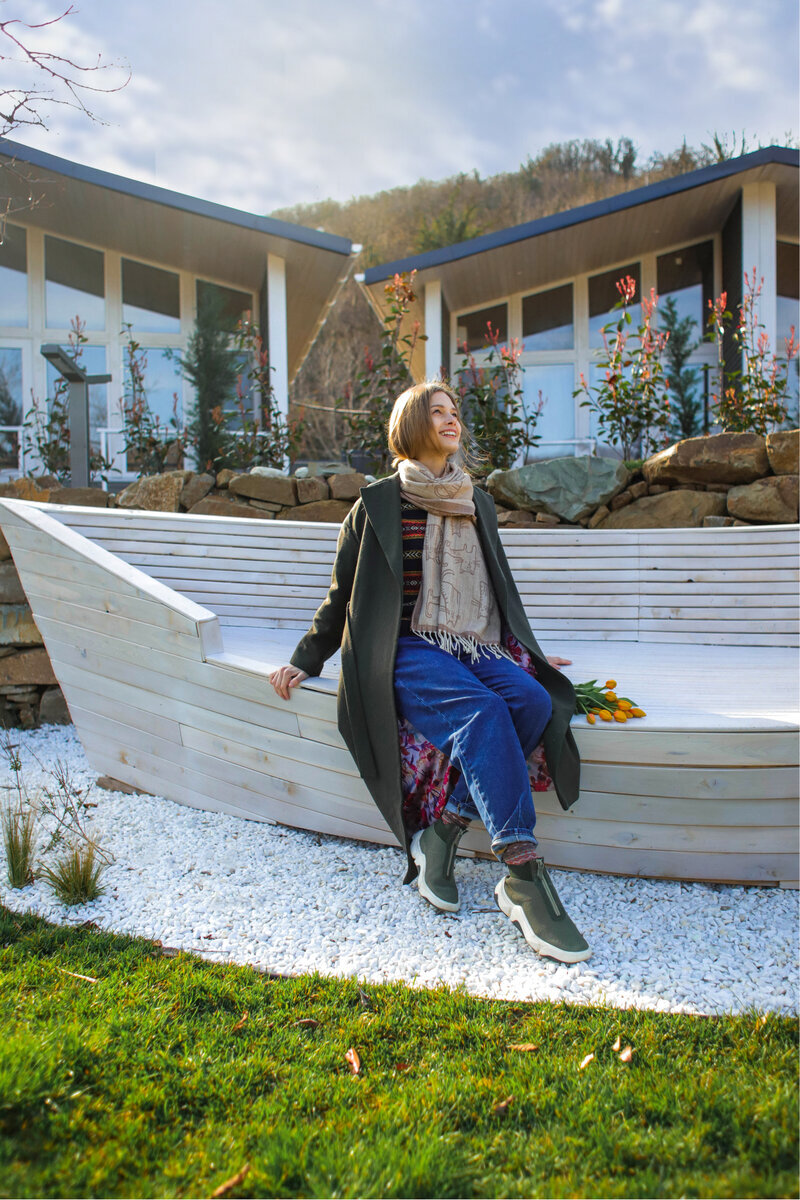 Отель расположен на реке которая впадает в море и в качестве символа мы выбрали "лодку". На территории отеля вы найдете лавочки и виде лодок и даже полноразмерный парусник.