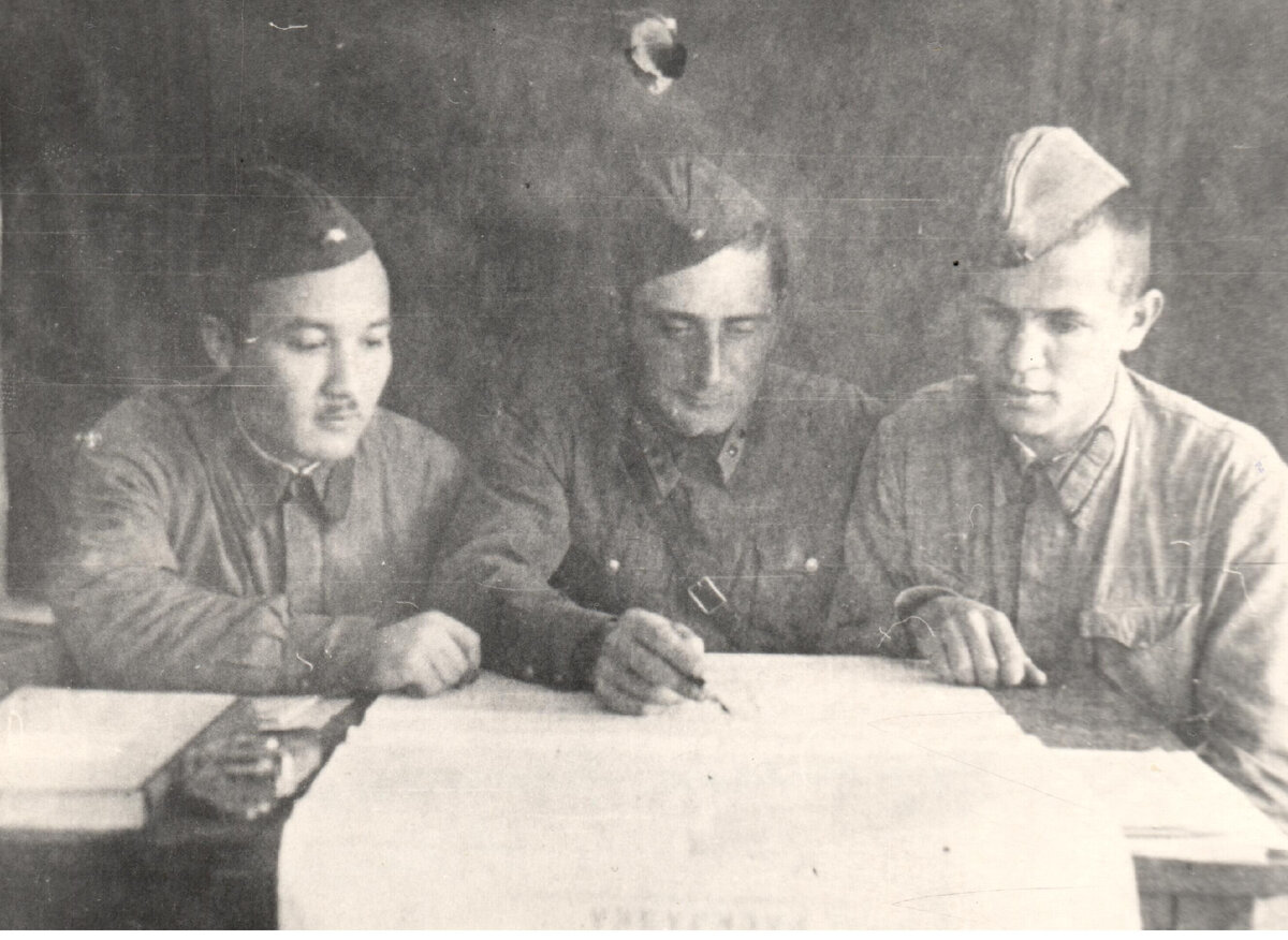 Курсанты военной академии. В.И. Петровский справа (1941)
