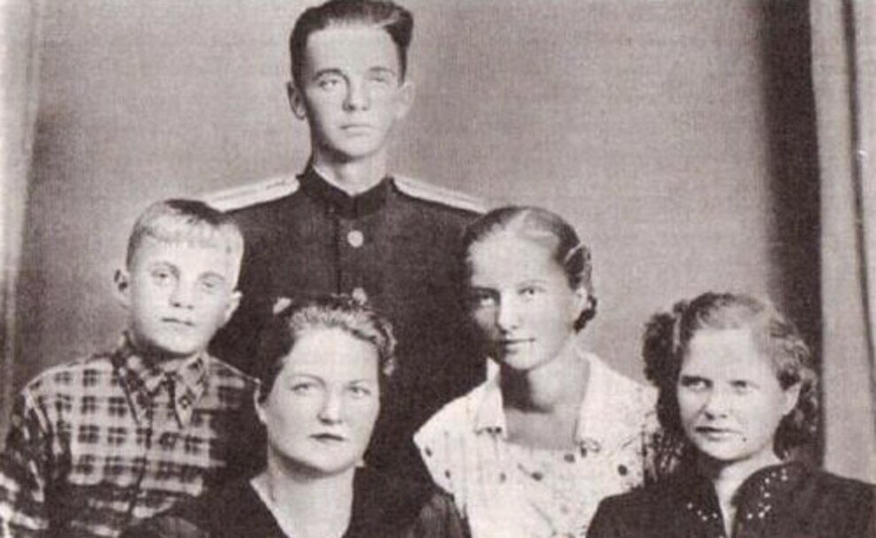 Валерий, Ефросинья Яновна, Лариса, Эмма, 1952 год. Фото из книги Элема Климова "Лариса".