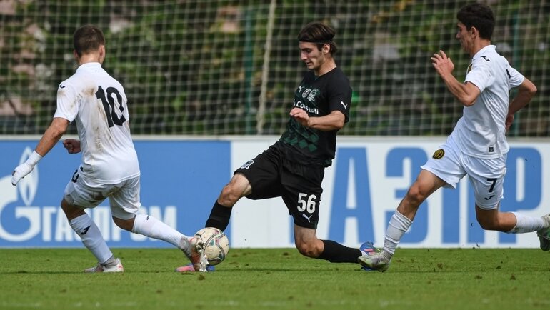    Руслан Чобанов с мячом в матче против ЦСКА.ЮФЛ