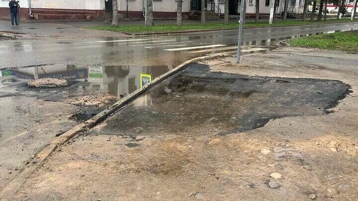     В Зеленодольске местные жители возмутились ремонтным работам тротуара на одной из улиц. Соответствующая публикация появилась в Telegram-канале города.