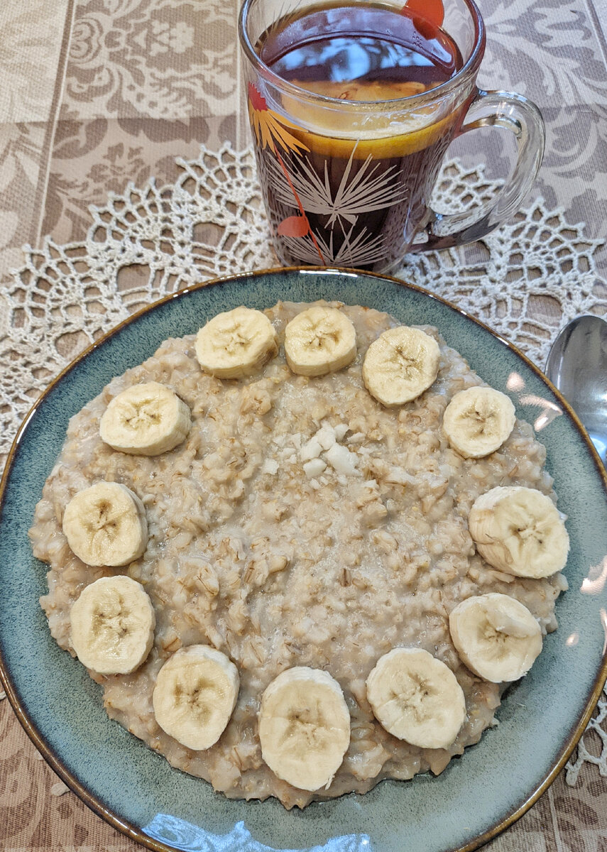 Овсяная каша, кокосовая паста, банан, кофе с коричневым сахаром и лимоном