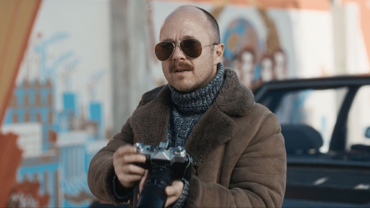 Журналист в авиаторах