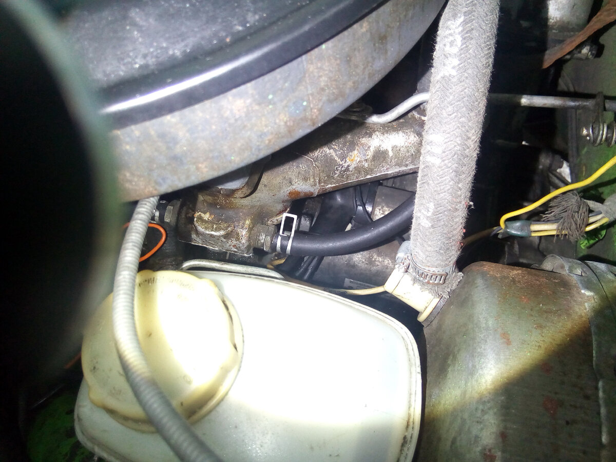 Новенькие шланги сразу видно еще не припылились.