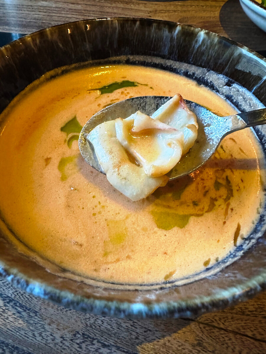 Наполнение томатно-сырного супа с кальмаром