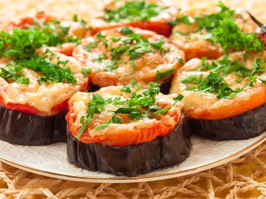 Баклажаны с сыром и помидорами, вариант сервировки