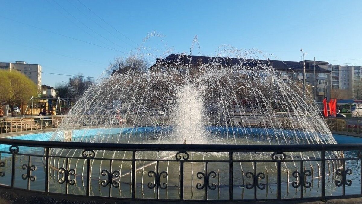 Фонтаны в тюмени. Тюменский фонтан. Городской фонтан Тюмень. Тюмень набережная фонтан.