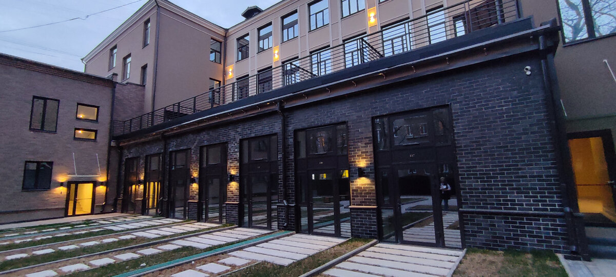 Внутренний двор смотрится неплохо. 7 студий с индивидуальными входами и панорамным остеклением.Над ними  террасы на 4 студии. Нечастые атрибуты эксклюзивности, согласны?