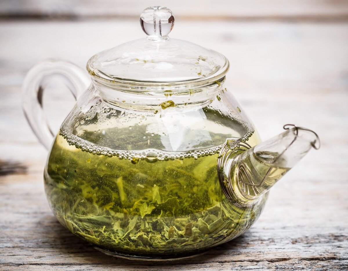 Green tea. Зеленый чай. Чай с мятой в чайнике. Зеленый чай чашка чайник. Липовый чай в чайнике.