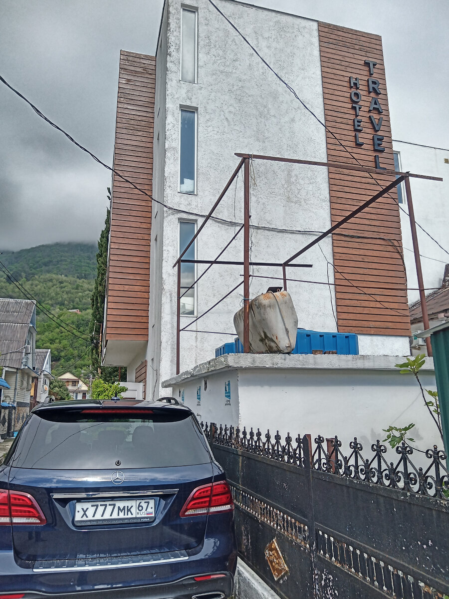 На стене название еще не сменили. 