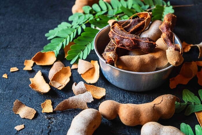 Плоды тамаринда или "индийский финик" отличаются сладковатым вкусом с отчетливой кислинкой