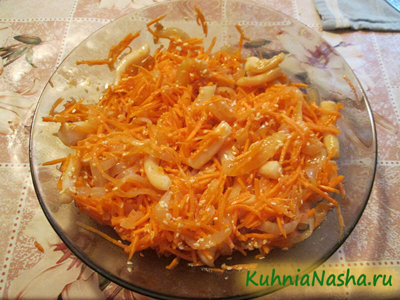 Салат из кальмаров с морковью и луком: рецепт