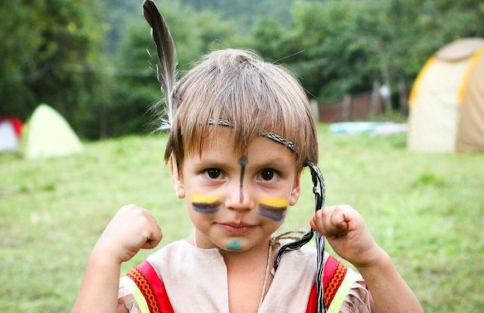 Аквагрим индеец. Грим индейца для детей. Индейцы дети. Детский аквагрим в стиле индейцев. Дети индейцы мальчики
