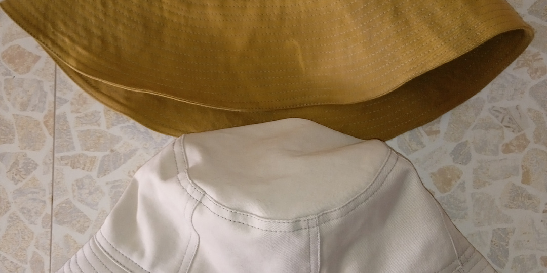 Сшила две летних панамы из ненужных вещей.