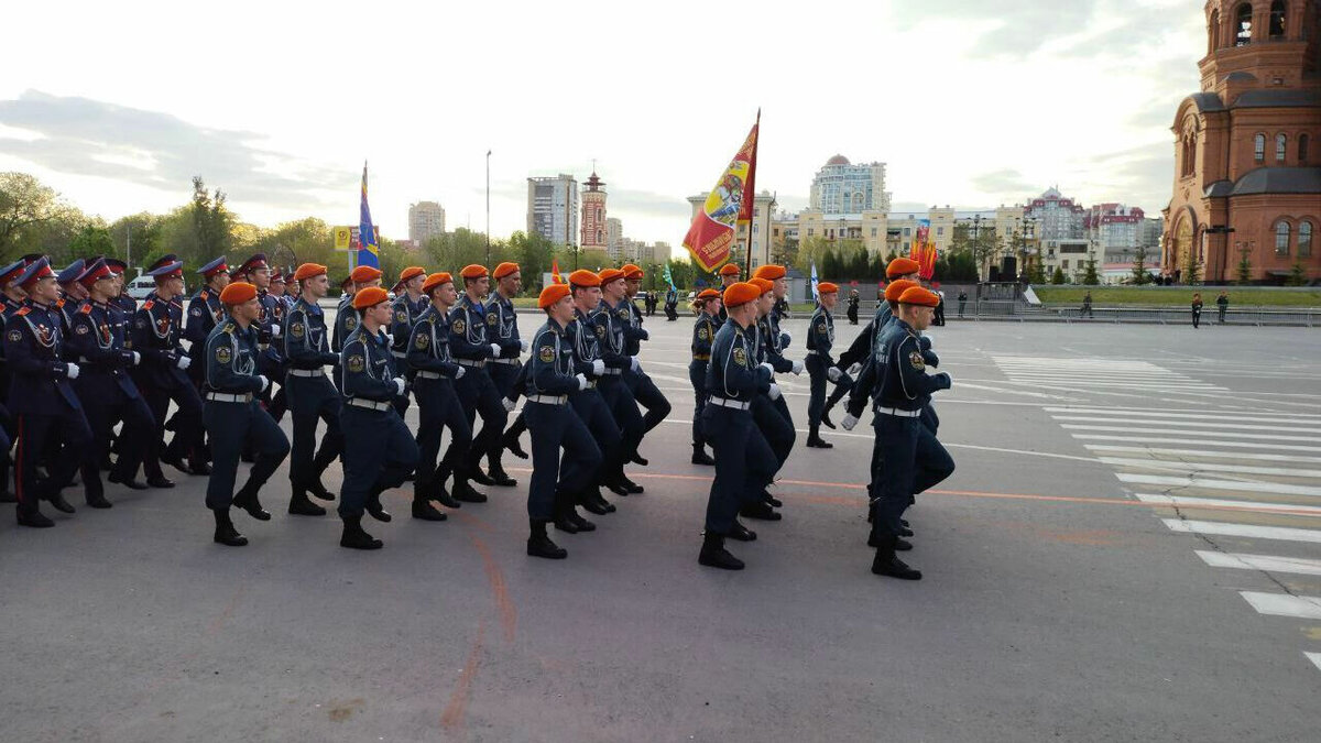     Во вторник в Волгограде сотрудники областной администрации получили письма с угрозой. Вода в Цимлянском водохранилище грозит выйти из берегов. В областном центре прошла первая репетиция Парада Победы.