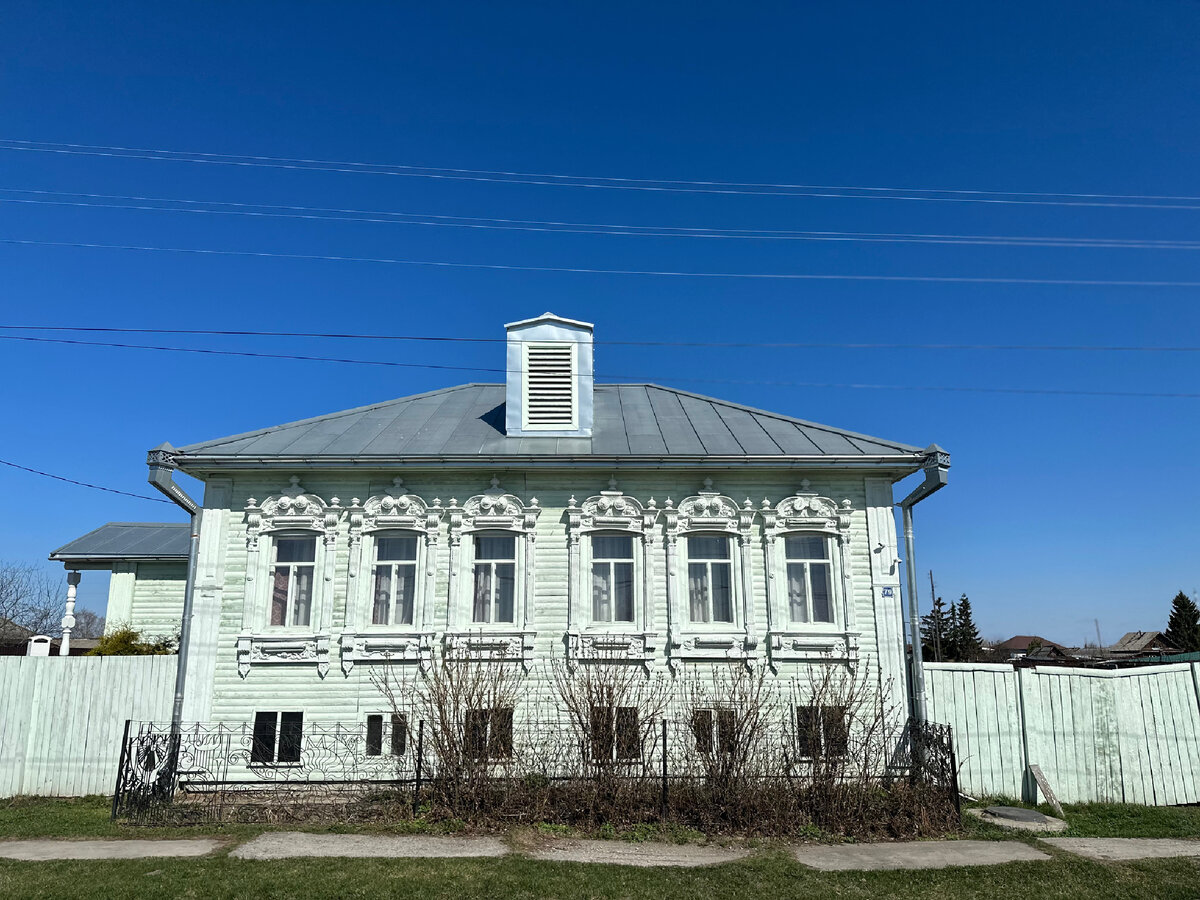 Дом у Распутина был большой: 2 этажа, 150 квадратов. Он купил его у лоцмана. Только  наличники заказал у местного умельца. Они, кстати, сохранились. Чуть ниже есть их фото в стенах музея. 