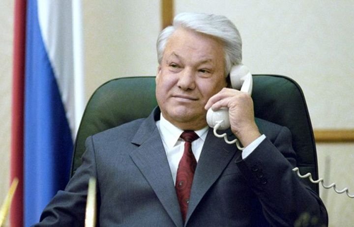      Ельцин у телефона, фото из открытых источников.
