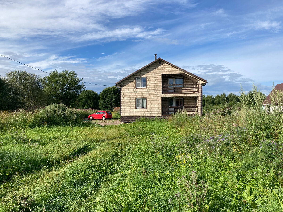 Участок перед домом летом →