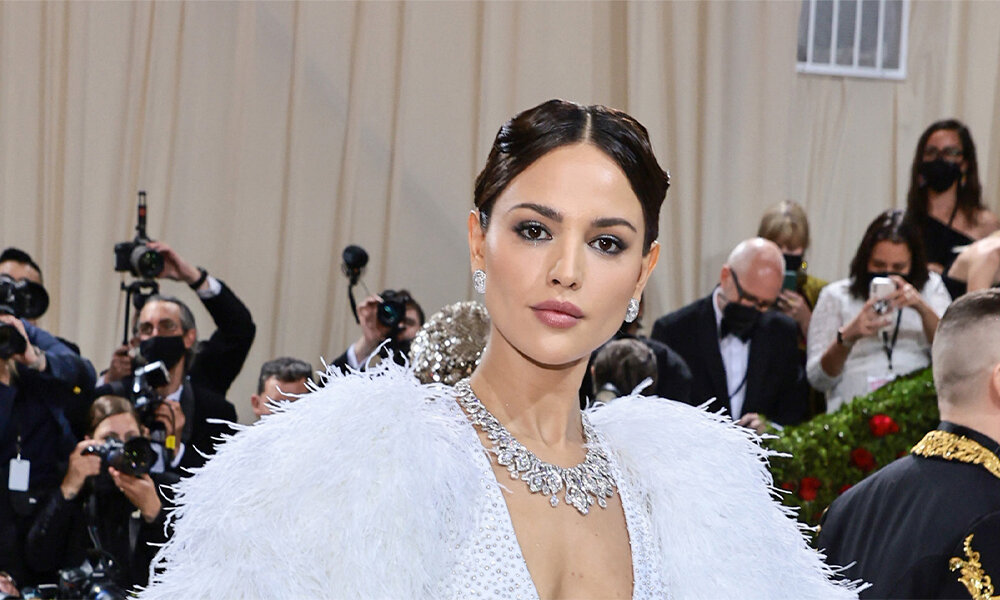 Гала что означает. Met Gala 2018 Эйса Гонсалес. Eiza Gonzalez. Eiza Gonzalez met Gala 2024.