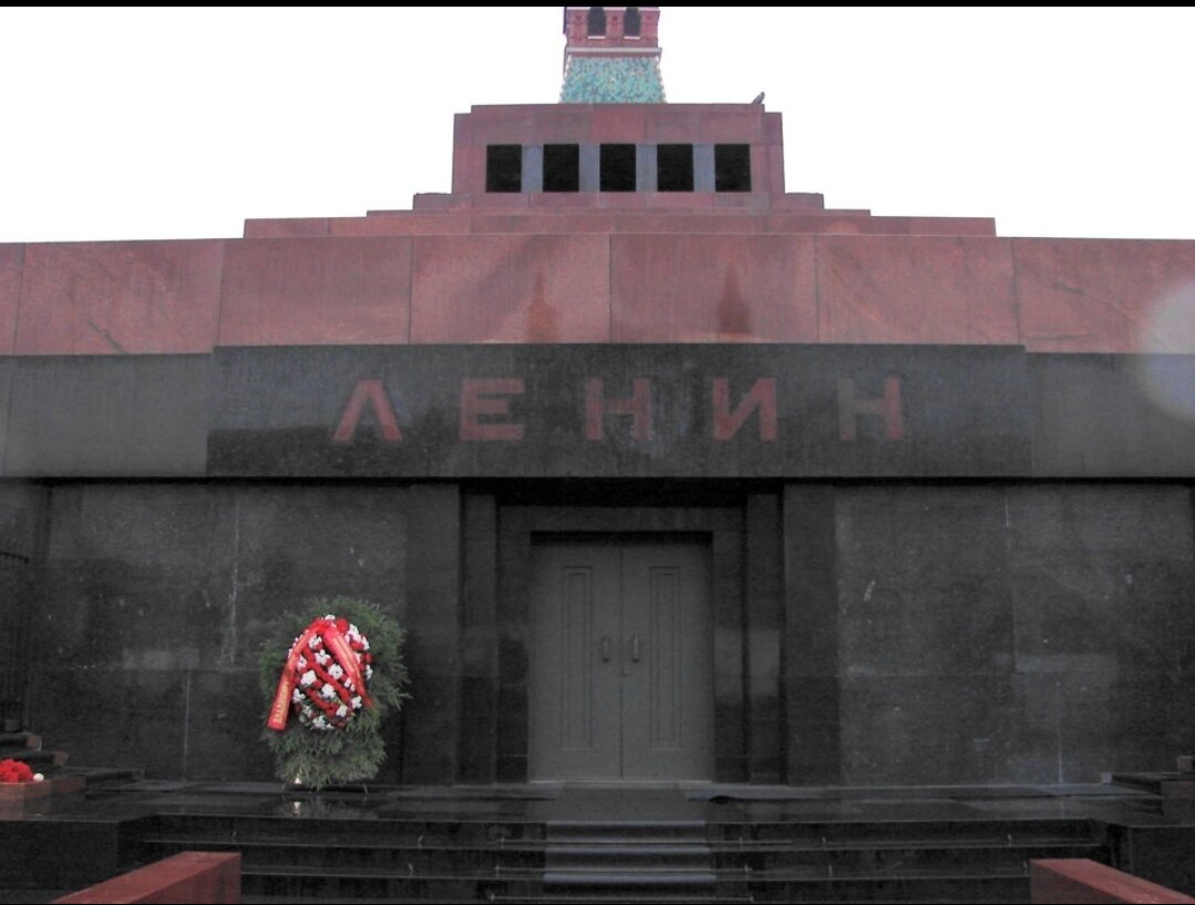 Ленин в мавзолее. Саркофаг Ленина в мавзолее. Ленин в мавзолей мавзолей.