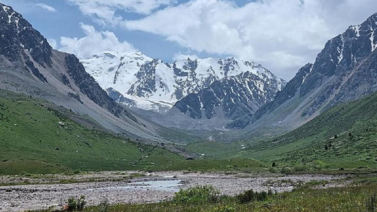    Долина в горах:Wikimedia/Ansar.seidakhmet