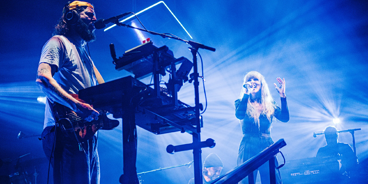 Солист группы Джастин Вернон выступает на концерте вместе с Тейлор Свифт / фото: Ben Beauvallet