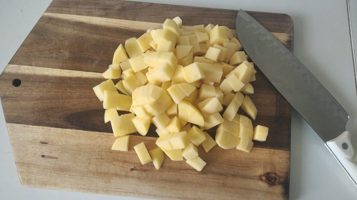 Картофель режу крупными кубиками, лук мелкими, морковь тру на крупной терке. 