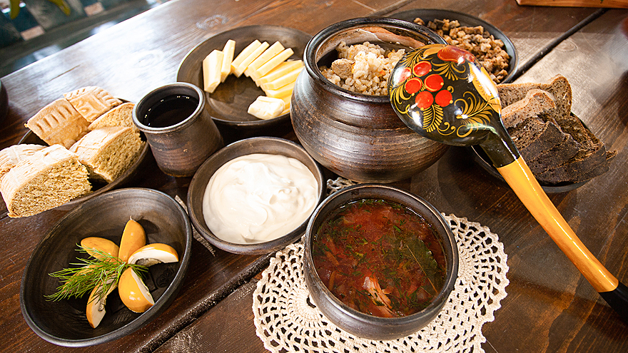 Обед на гастрохуторе в псковский день путешествия.