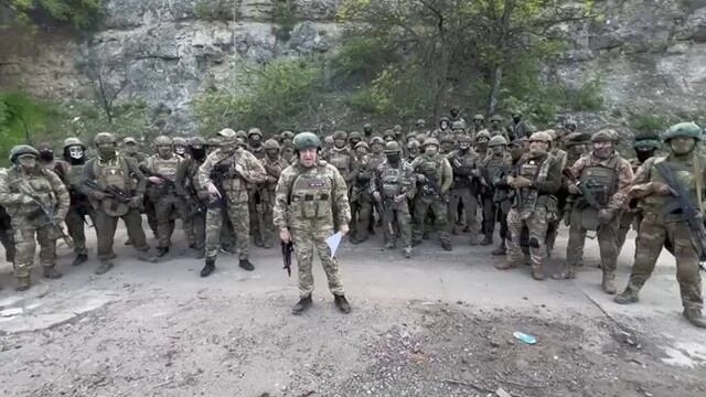 Директор зачитывающий меморандум