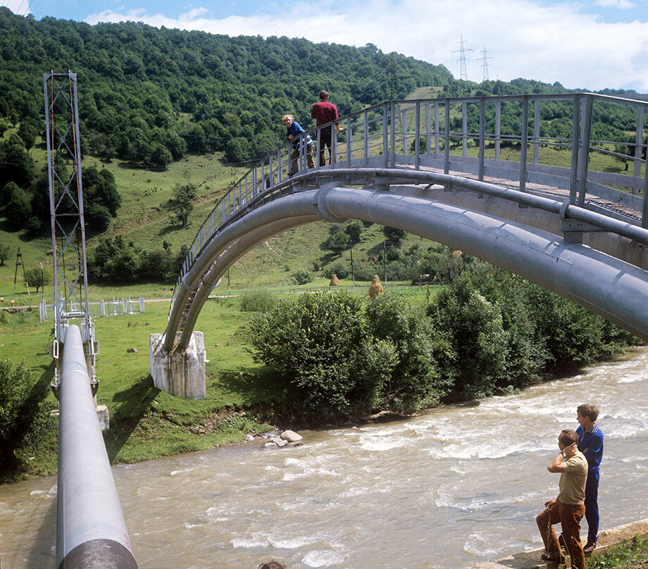 Львовская область. Трасса нефтепровода «Дружба» над рекой Лотарица. Фото: Олега Сизова/Фотохроника ТАСС
