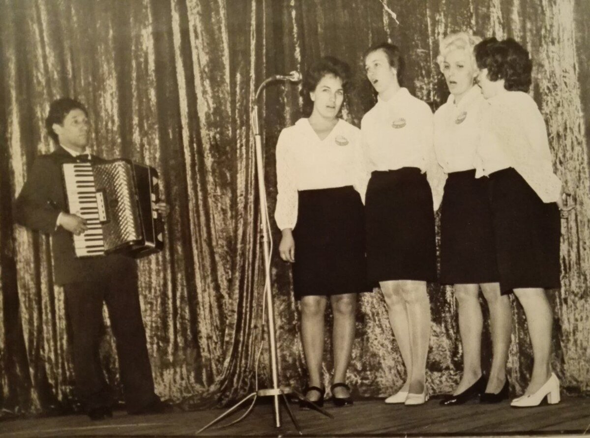 Моя Ба стоит ближе всех к микрофону. Но за инструментом не дед - мой дед был посимпатичнее и повыше.