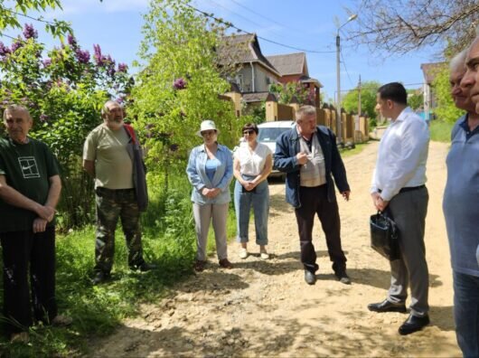   В Ростове-на-Дону жители улицы Соловьиной живут без воды уже 29 лет и вынуждены добывать техническую воду из скважин //Фото пресс-службы Ростовского регионального отделения КПРФ