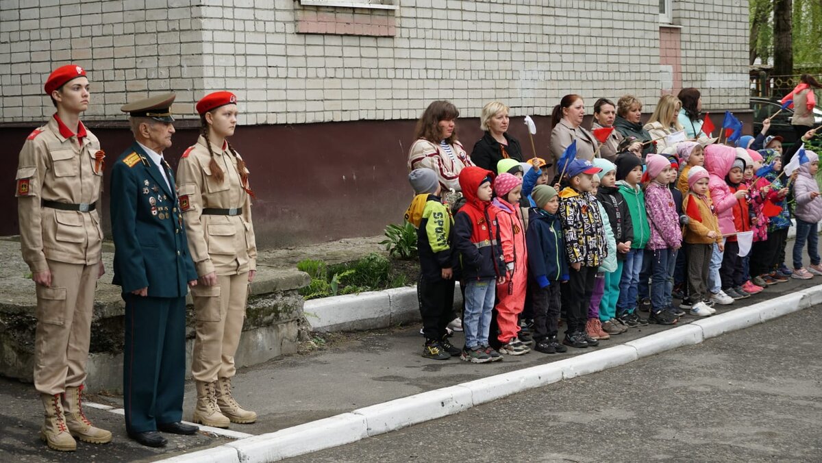    В Брянске росгвардейцы, следователи и спасатели устроили персональные парады ветеранам Великой Отечественной войны avchernov