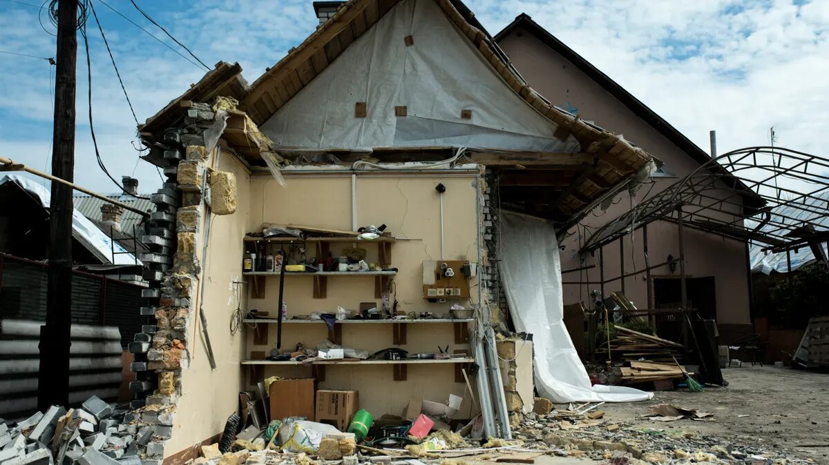 Поврежденный в результате ночных ракетных обстрелов в пятницу жилой дом в Запорожье. Фото: Елена Тита/Global Images Ukraine/Getty Images