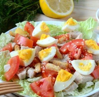 Готовый салат. Сухарики и кунжут - по вкусу. 